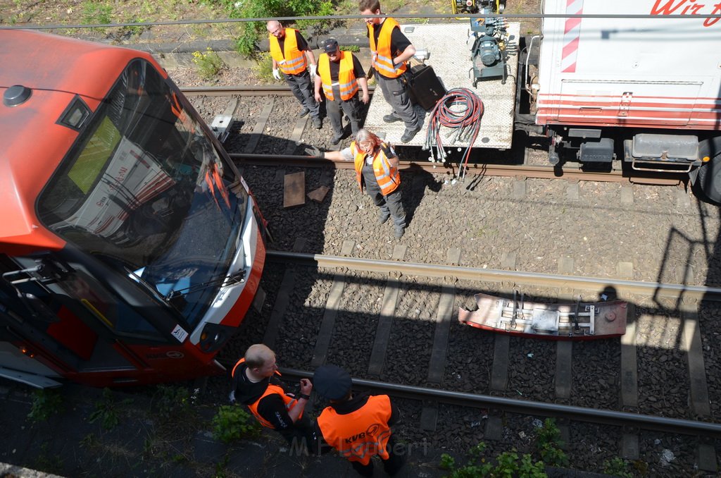 Unfall zwischen zwei KVB Bahnen Koeln Hoehenhaus Im Weidenbruch P177.JPG
